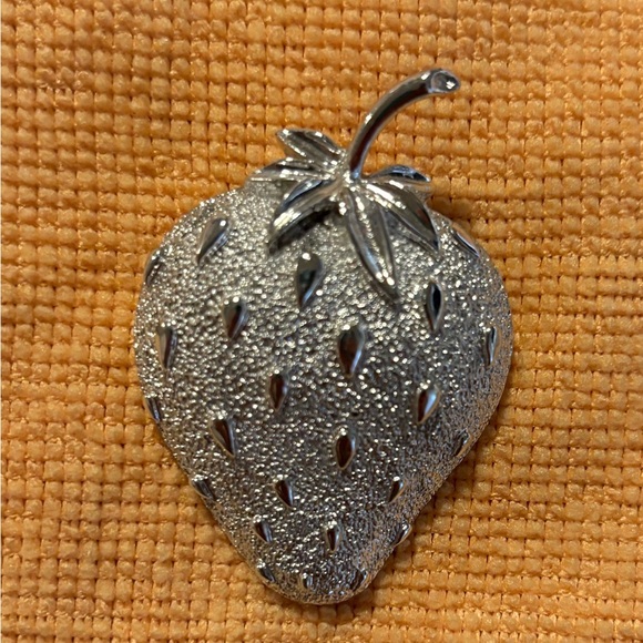 Vintage Sarah Coventry Signed Brooch Strawberry 3D Domed Textured Silver Tone - Picture 11 of 11